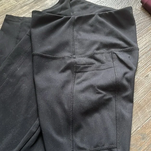 Set of 2 Danskin Leggings 1 Black and 1 Wine color size M - Picture 7 of 8